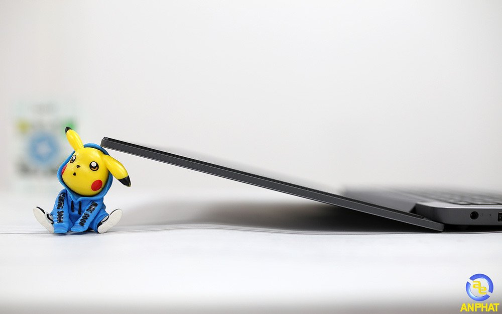 Bản lề của laptop Lenovo IdeaPad Slim 3 14IAH8 83EQ0004VN có góc mở rộng gần 180 độ