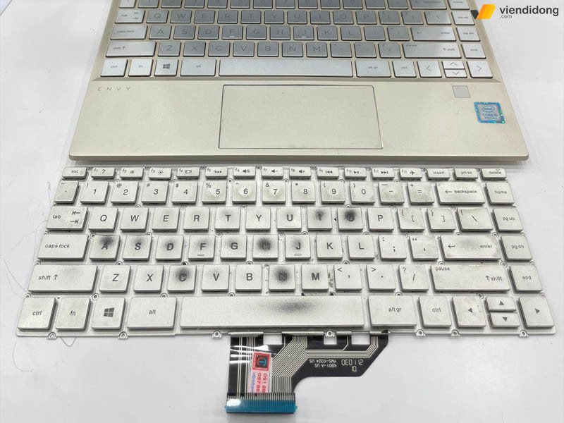 Bàn phím cần được vệ sinh laptop định kỳ để tránh kẹt phím