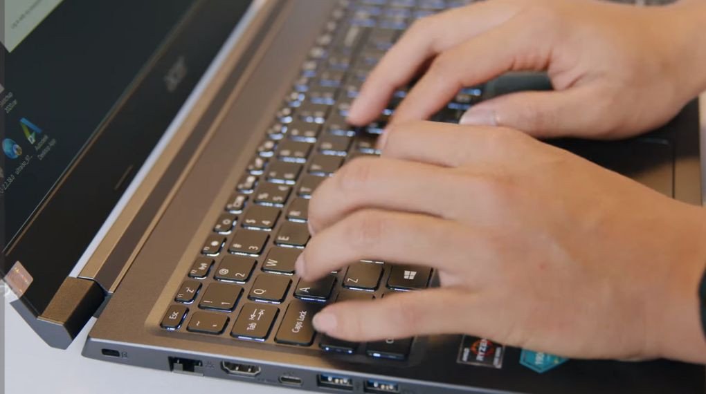 Bàn phím có đèn nền của laptop gaming Acer Aspire 7 A715 tiện lợi