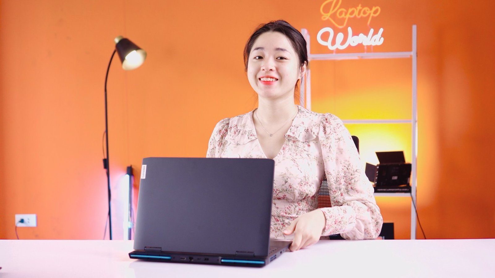 Bàn phím có đèn nền RGB và các cổng kết nối đa dạng trên laptop gaming Lenovo IdeaPad 3