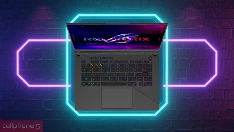 Bàn phím có đèn nền RGB và độ nảy tốt trên một chiếc laptop chơi game.