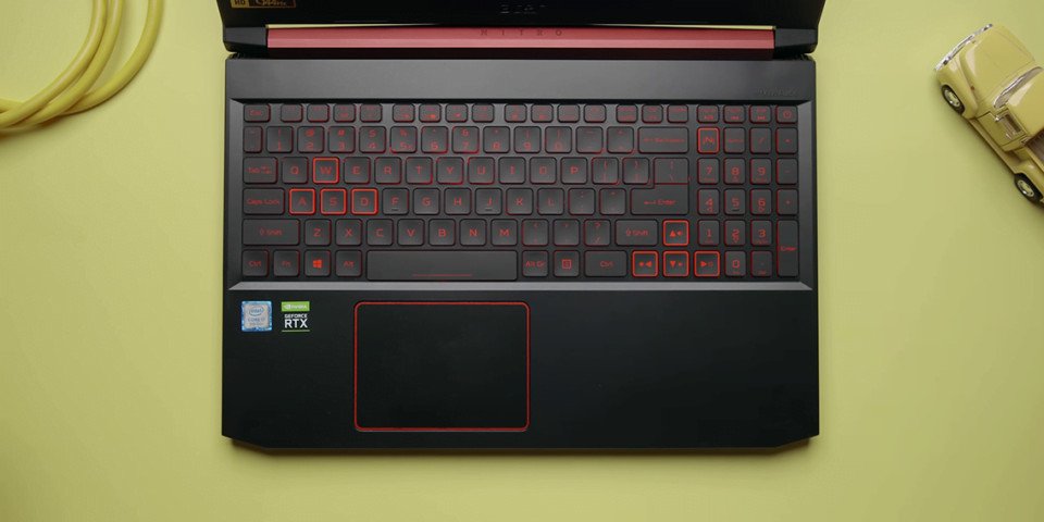 Bàn phím của laptop Acer Gaming Nitro 5 với đèn nền đỏ