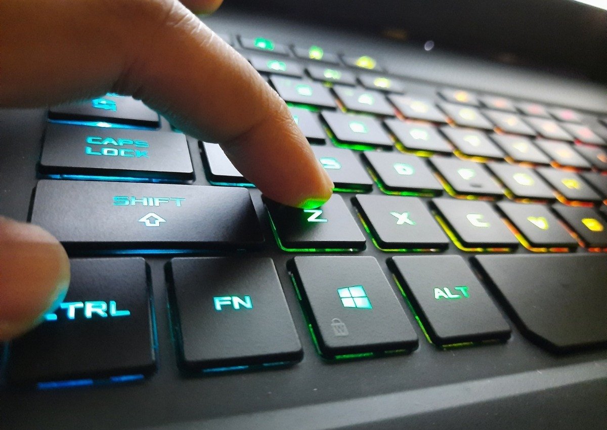 Bàn phím đèn nền RGB trên laptop gaming
