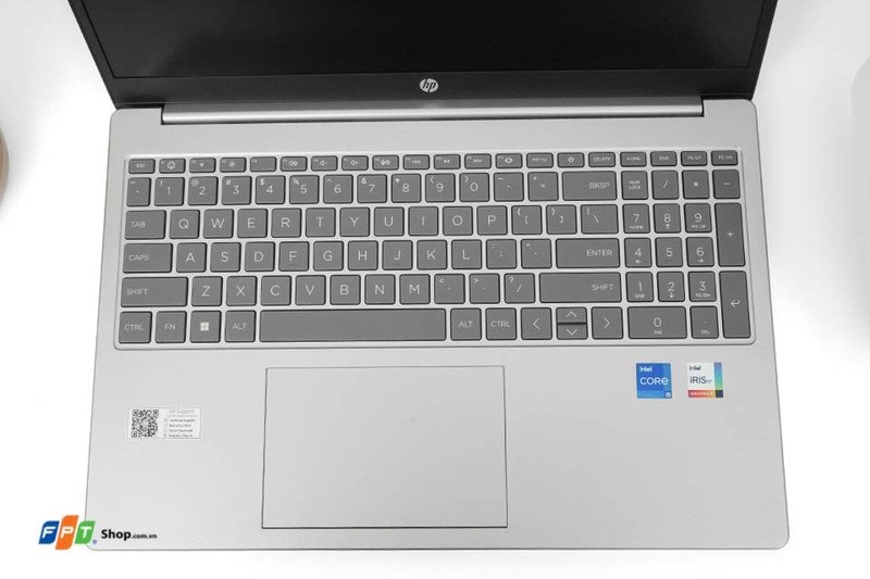 Bàn phím full-size có Number Pad của laptop HP 15-fd0235TU 9Q970PA