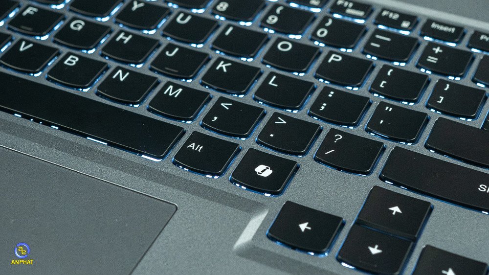 Bàn phím full-size có numpad của laptop gaming Lenovo LOQ 15IRX9
