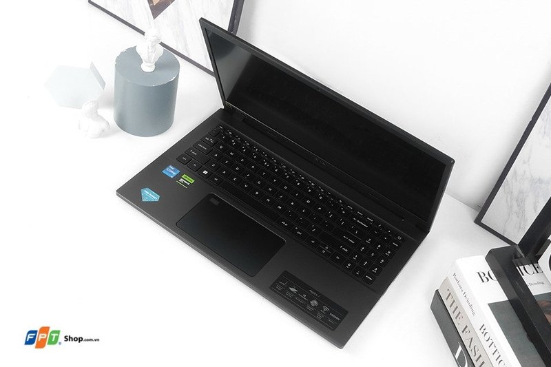 Bàn phím Fullsize có đèn nền tiện lợi của Acer Gaming Aspire 7 A715-76G-73FM.