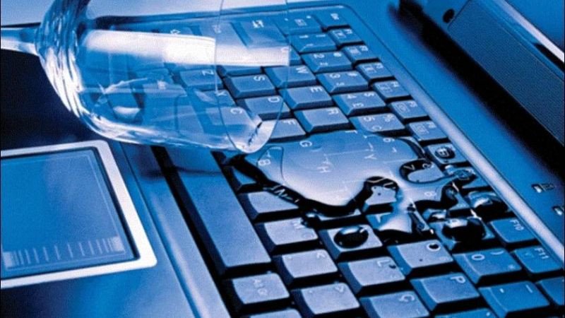 Bàn phím laptop bị đổ chất lỏng hoặc bị kẹt phím