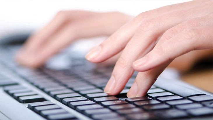 Bàn phím laptop bị kẹt phím gây lỗi lặp ký tự