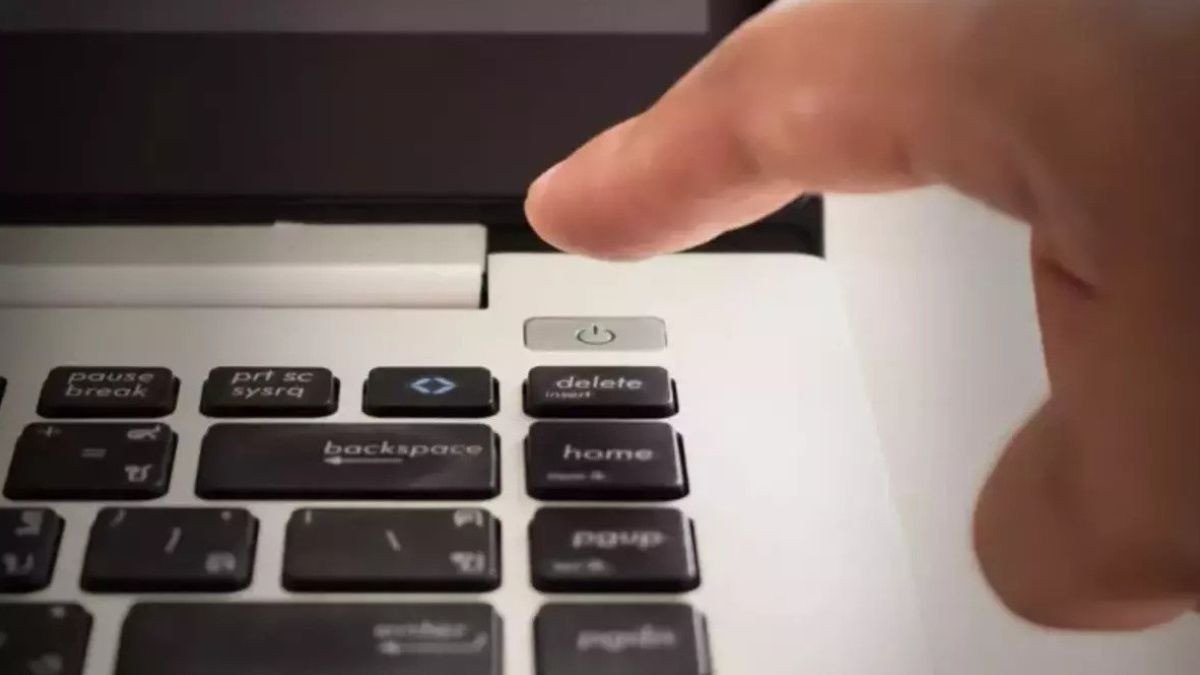 Bàn phím laptop cận cảnh, hướng dẫn tìm tổ hợp phím khởi động lại máy tính theo hãng