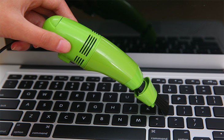 Bàn phím laptop cần được vệ sinh cẩn thận, tránh để nước tiếp xúc với linh kiện bên trong.