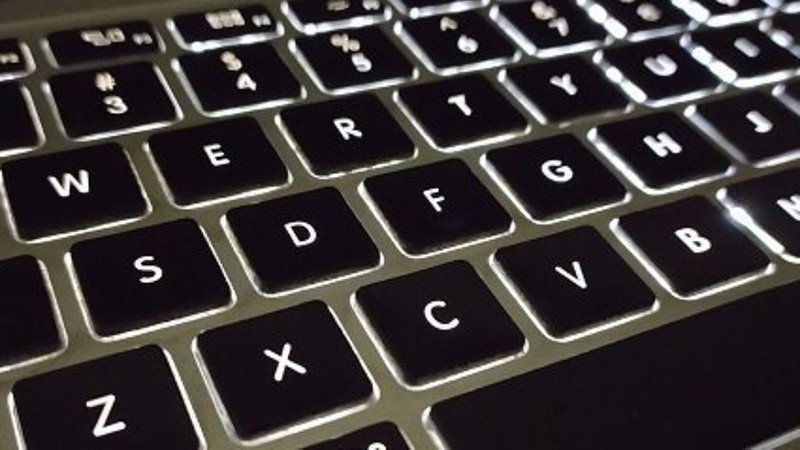 Bàn phím laptop có đèn led đơn sắc với ánh sáng trắng tinh tế