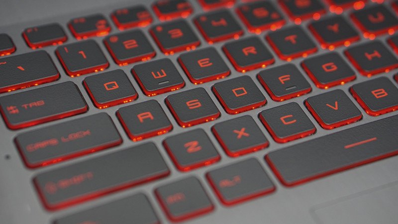 Bàn phím laptop có đèn led RGB hiển thị nhiều màu sắc sống động