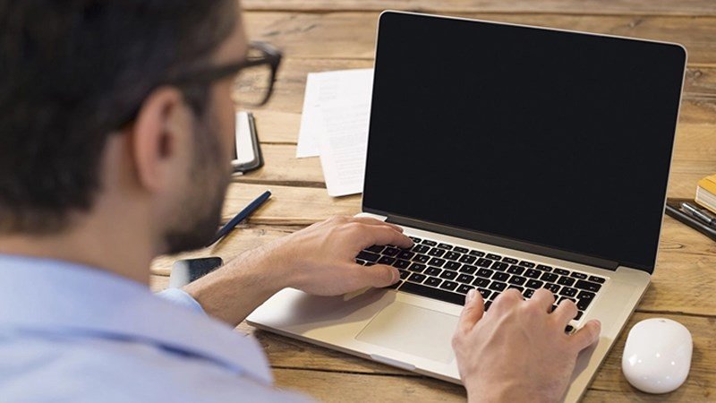 Bàn phím laptop cũ với các phím bị mờ, cho thấy đã sử dụng lâu