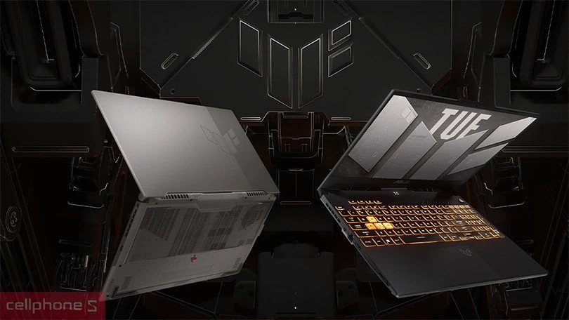 Bàn phím laptop đang hiển thị mã code hoặc phần mềm