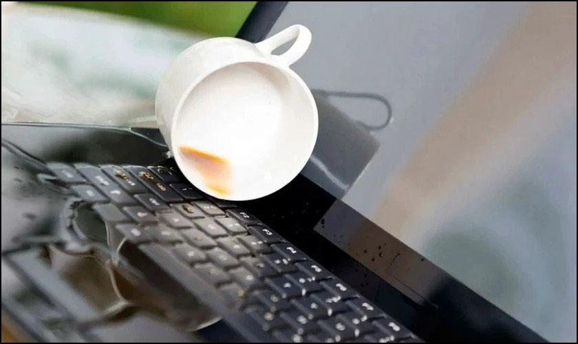 Bàn phím laptop DELL bị bẩn hoặc ẩm ướt
