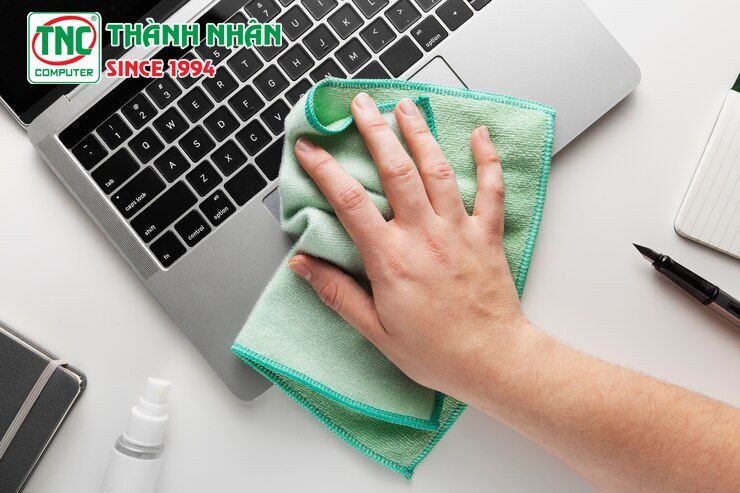 Bàn phím laptop Dell sạch sẽ, sẵn sàng sử dụng.