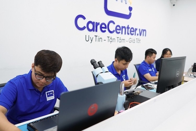 Bàn phím laptop được tháo rời để chuẩn bị thay thế linh kiện mới, minh họa quá trình sửa chữa.