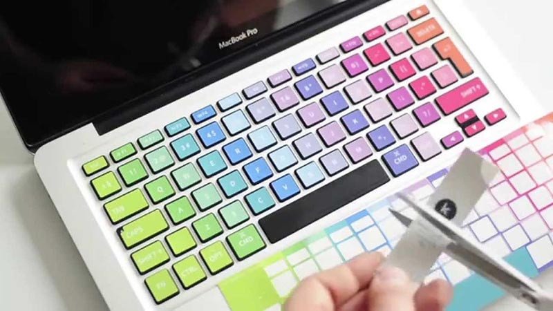 Bàn phím laptop được trang trí bằng sticker hình khối đầy màu sắc