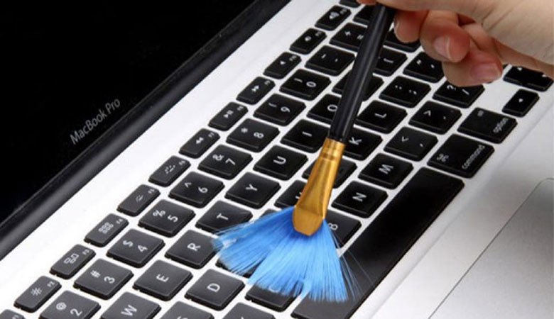 Bàn phím laptop không bấm được do bụi bẩn