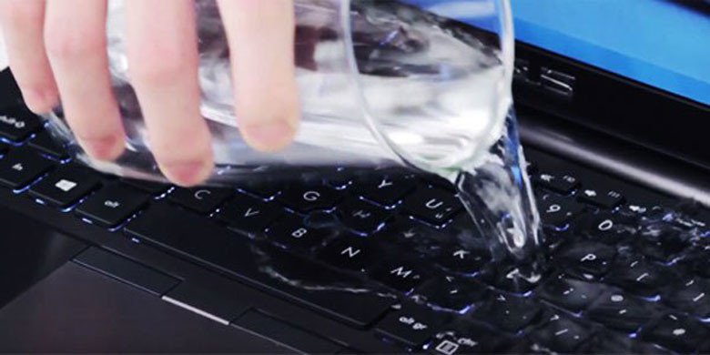 Bàn phím laptop không dùng được do đổ nước