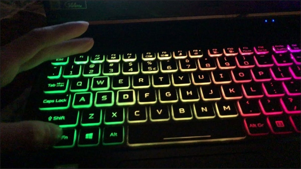 Bàn phím laptop Lenovo với đèn nền sáng rõ, minh họa việc sử dụng đèn LED hiệu quả năng lượng