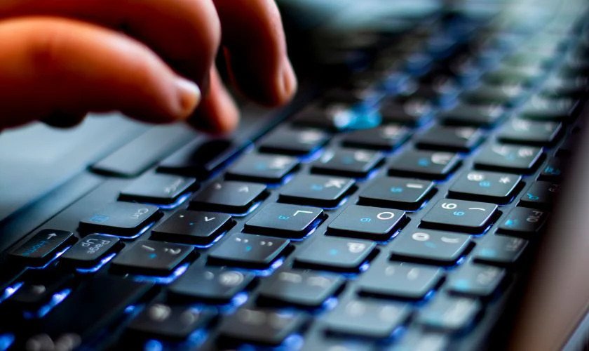 Bàn phím laptop MSI GF63 với đèn LED nhiều màu sắc rực rỡ