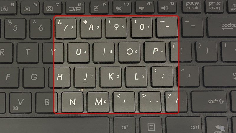 Bàn phím laptop nhỏ gọn có các phím số tích hợp trên hàng chữ cái, hỗ trợ đánh số