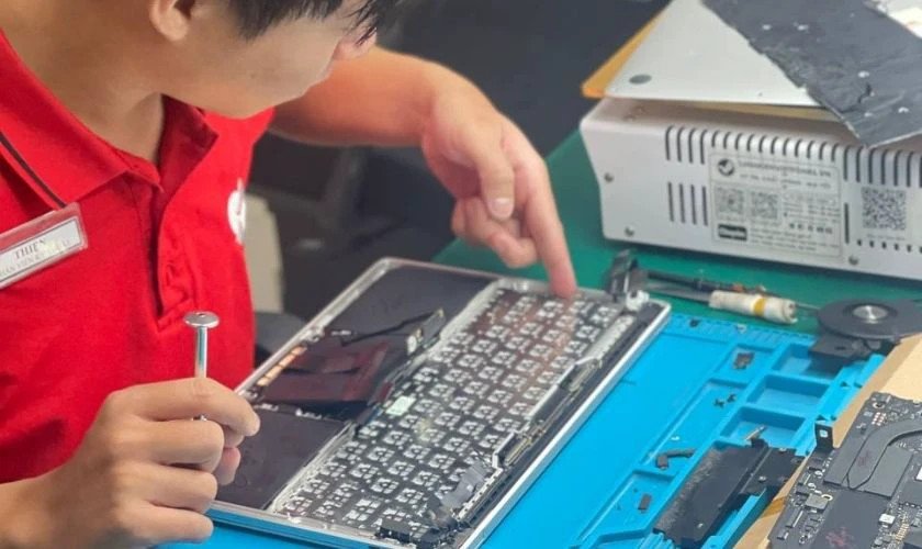 Bàn phím laptop với các cấu trúc khác nhau, minh họa sự đa dạng khi thay thế