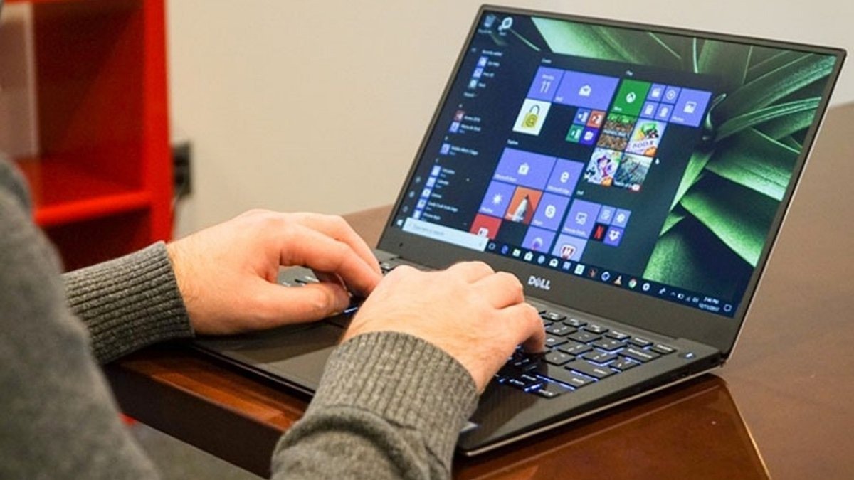 Bàn phím laptop với phím Fn được làm nổi bật, minh họa khả năng tùy chỉnh chức năng của các phím F1-F12.
