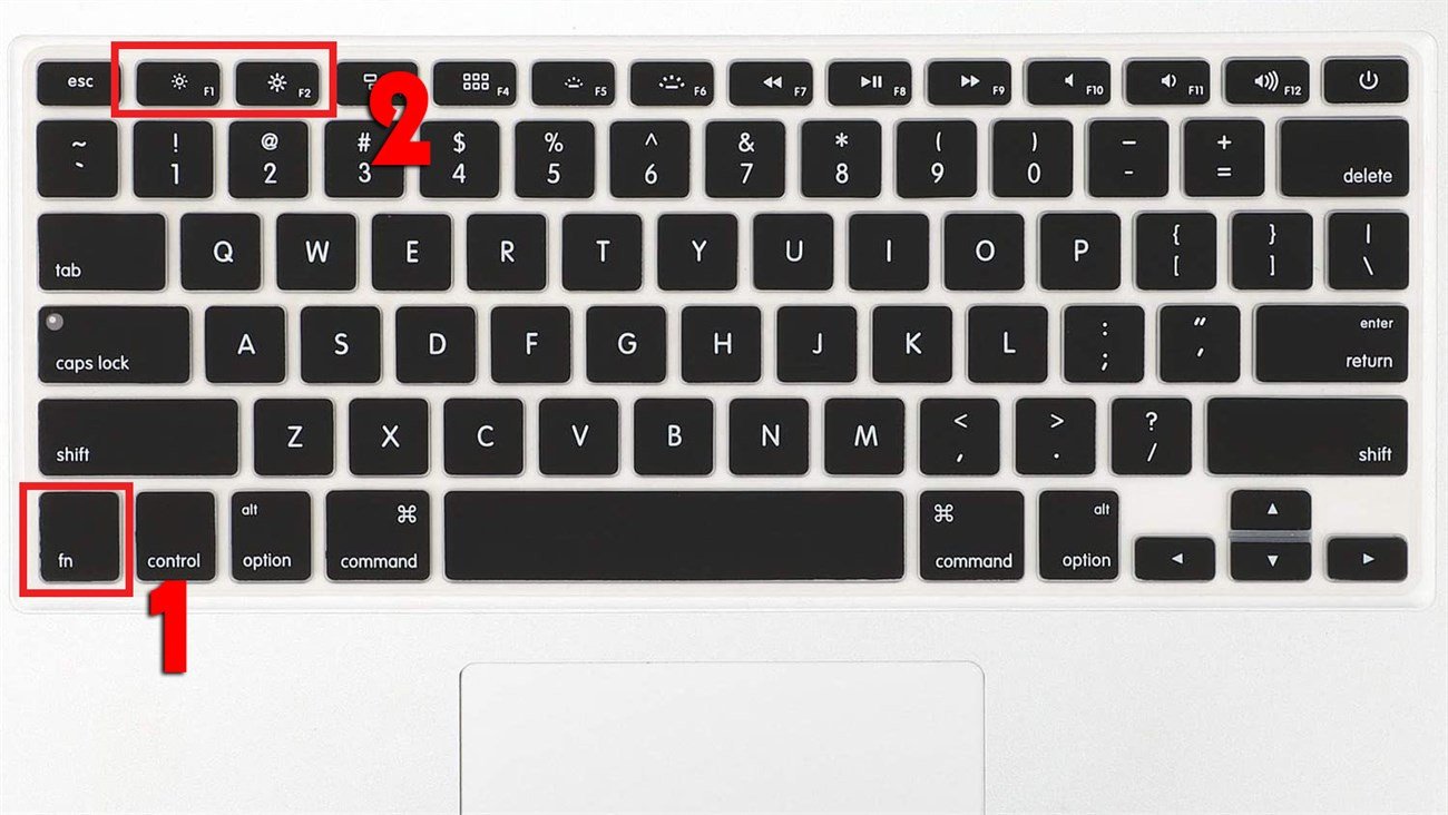 Bàn phím MacBook hiển thị các phím chức năng F1 và F2 với biểu tượng mặt trời để điều chỉnh độ sáng