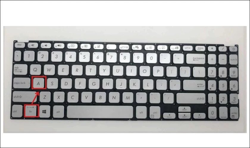 Bàn phím RGB của laptop Asus Gaming đang phát sáng với nhiều màu sắc