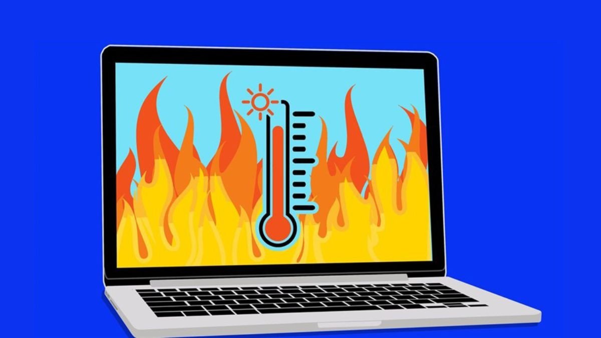 Bàn tay chạm vào khu vực pin laptop đang nóng bất thường