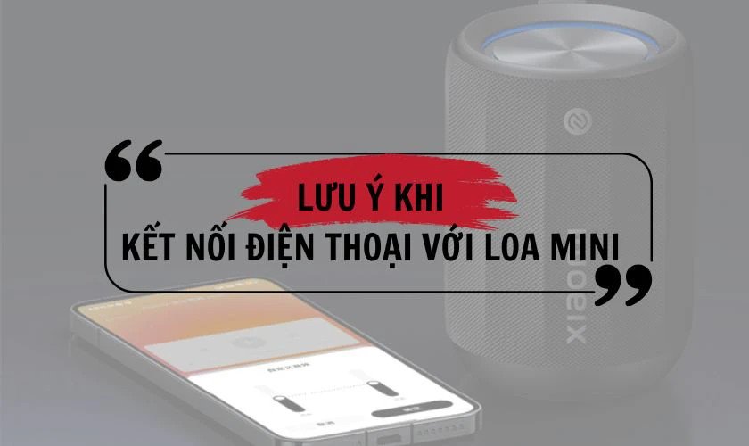 Bàn tay đang cầm một chiếc loa mini Bluetooth nhỏ gọn, minh họa cho việc sử dụng và bảo quản thiết bị