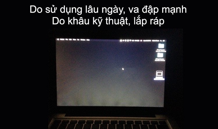 Bàn tay người dùng đang chỉ vào góc màn hình laptop bị hở sáng, tượng trưng cho những nguyên nhân tiềm ẩn như lỗi sản xuất hay va đập vật lý.