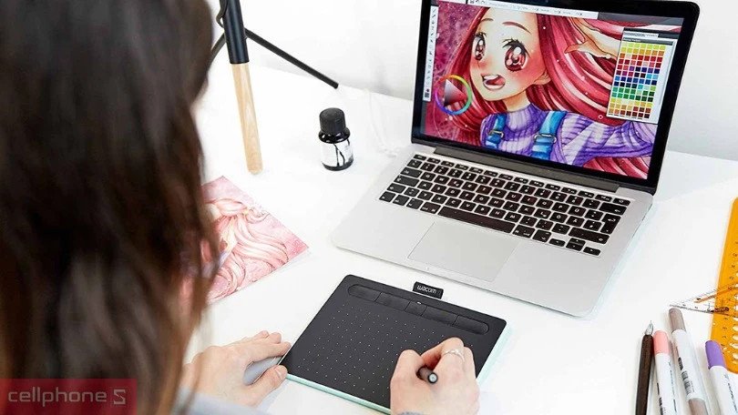 Bảng vẽ điện tử được kết nối và sử dụng với laptop để sáng tạo đồ họa