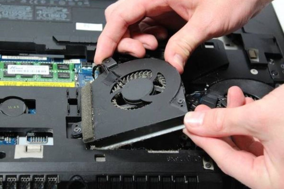 Bảo dưỡng và tra dầu quạt tản nhiệt laptop để tránh lỗi tự tắt nguồn