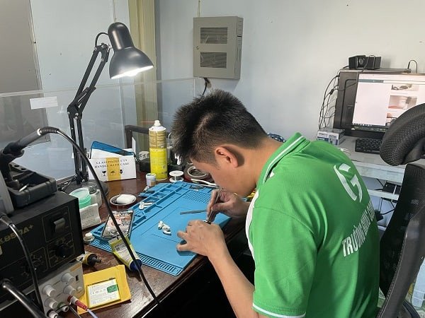 Bảo quản và vệ sinh tai nghe Airpods đúng cách