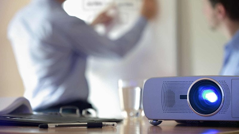 Bật nguồn máy chiếu và chờ đèn báo xanh trước khi kết nối với laptop Win 11 qua DisplayPort