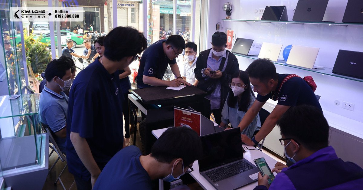 Bên trong cửa hàng laptop với đa dạng các mẫu mã máy tính xách tay được trưng bày, từ laptop học tập đến laptop gaming