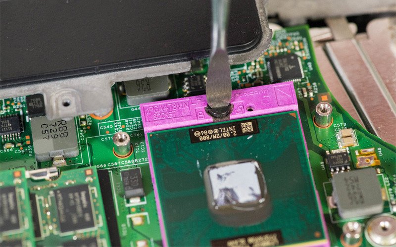 Bên trong laptop với quạt tản nhiệt và heatsink