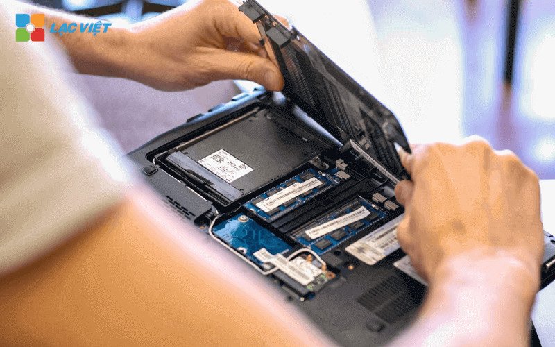 Bên trong một chiếc laptop Dell đã được tháo nắp, cho thấy vị trí các thanh RAM