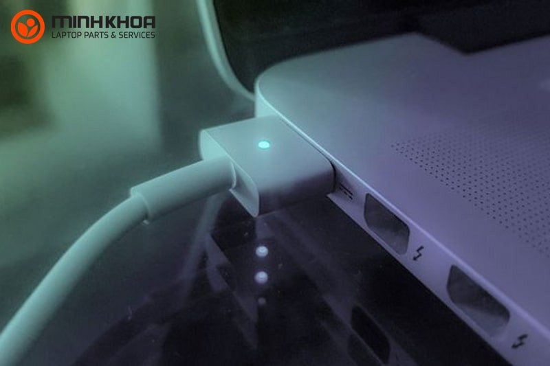 Biểu tượng cảnh báo về lỗi nguồn điện trên màn hình laptop HP