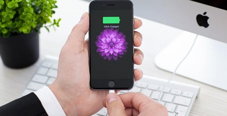 Biểu tượng cảnh báo virus trên màn hình điện thoại kết nối với laptop, minh họa nguy cơ bảo mật khi sạc