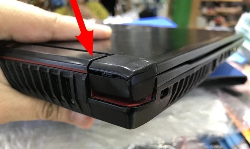 Biểu tượng câu hỏi liên quan đến các vấn đề về bản lề laptop