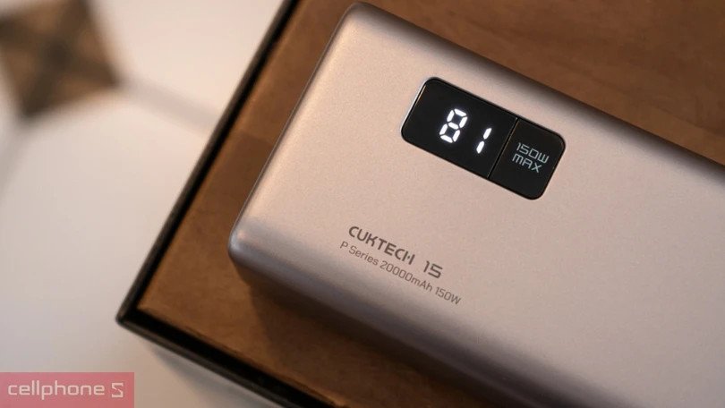 Biểu tượng công suất sạc và cổng USB-C trên cục sạc dự phòng cho laptop