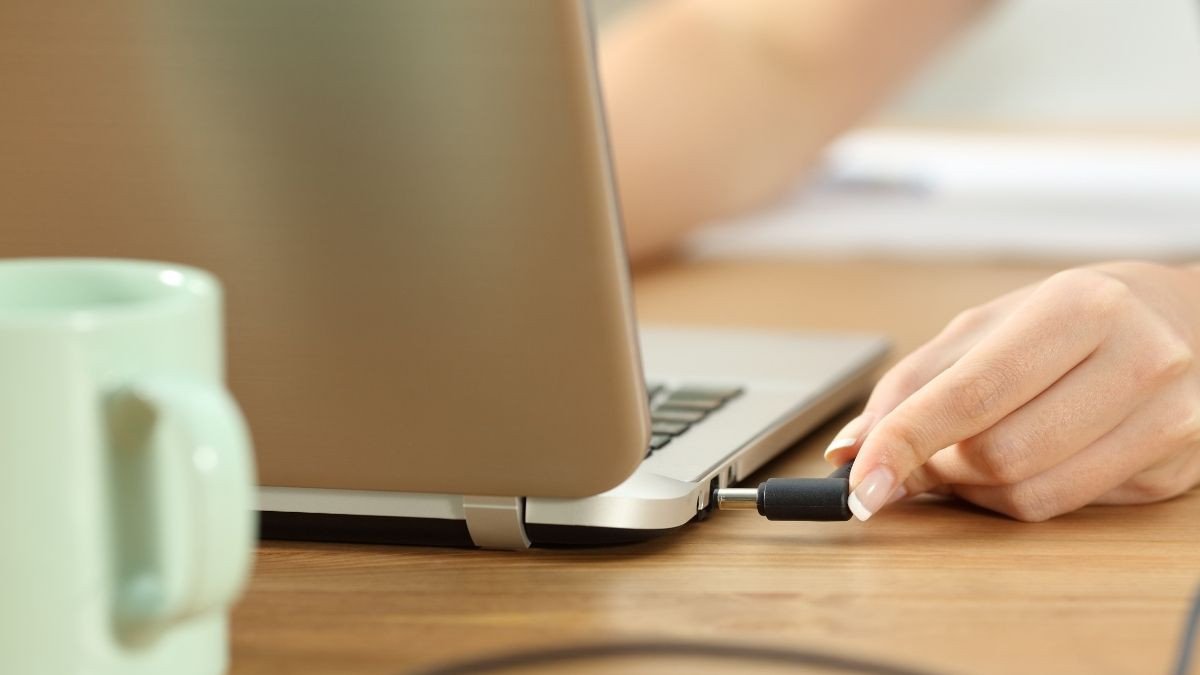 Biểu tượng lưu ý cùng hình ảnh laptop HP, minh họa các khuyến nghị khi thiết lập giới hạn sạc pin