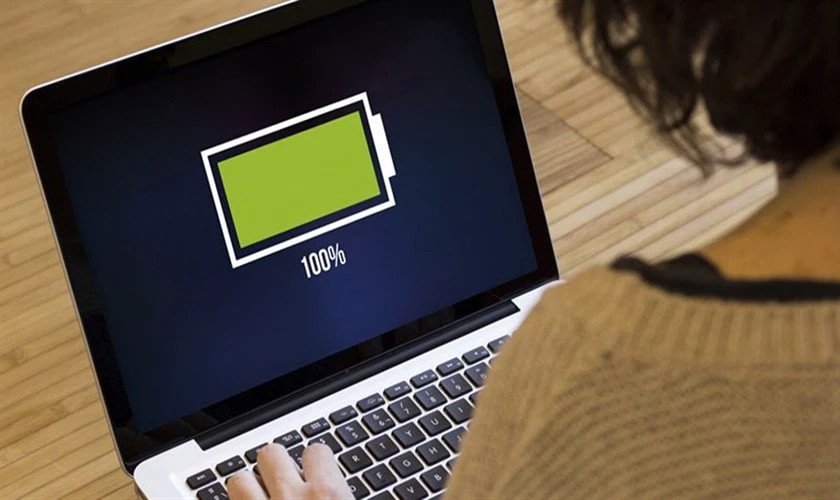 Biểu tượng pin laptop hiển thị mức 100% khi đang sạc, đặt ra câu hỏi về cách sạc pin hiệu quả