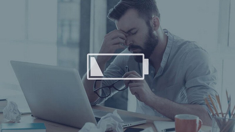 Biểu tượng pin laptop hiển thị mức pin thấp, cảnh báo tránh để laptop sập nguồn, một mẹo bảo vệ pin laptop