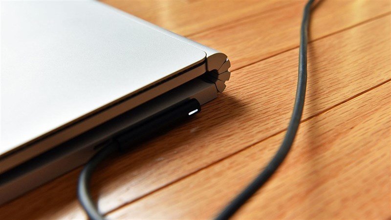 Biểu tượng pin laptop và ổ cắm điện, tượng trưng cho việc quản lý năng lượng và tiết kiệm điện