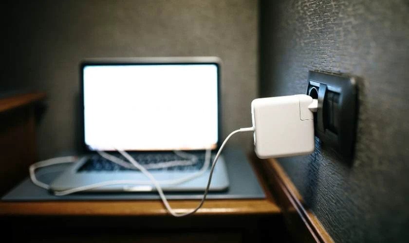 Biểu tượng sạc pin trên laptop, giải đáp thắc mắc về sạc laptop Dell qua đêm có sao không và cách bảo vệ tuổi thọ pin laptop hiệu quả.